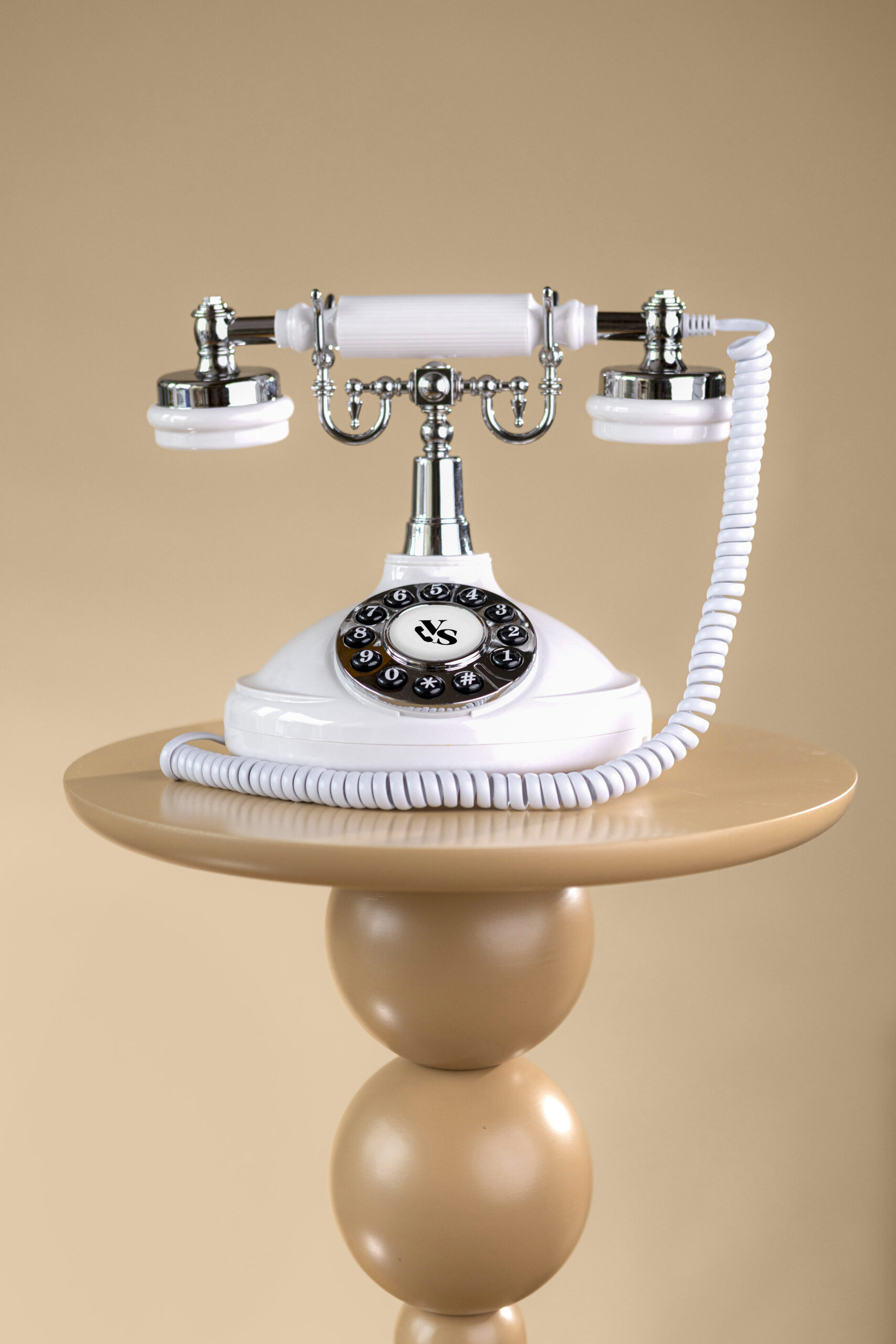 Biały telefon życzeń ze srebrnymi elementami. Elegancka audio księga gości w stylu retro.