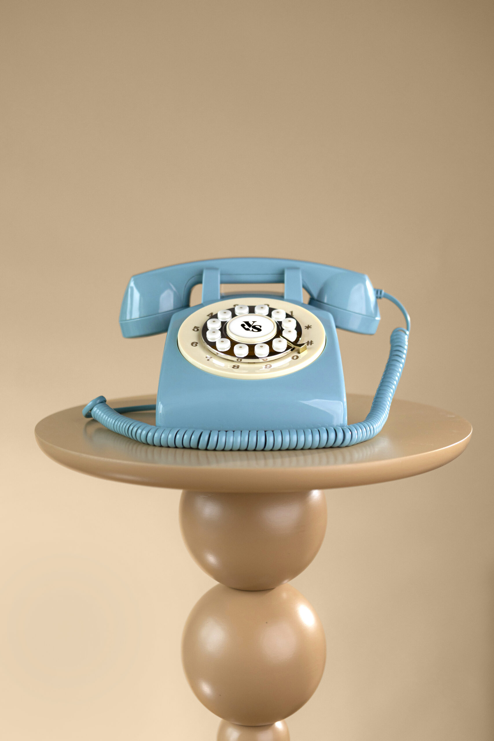 Niebieski telefon życzeń. Księga gości audio w kolorze błękitnym stylizowana na stary telefon.