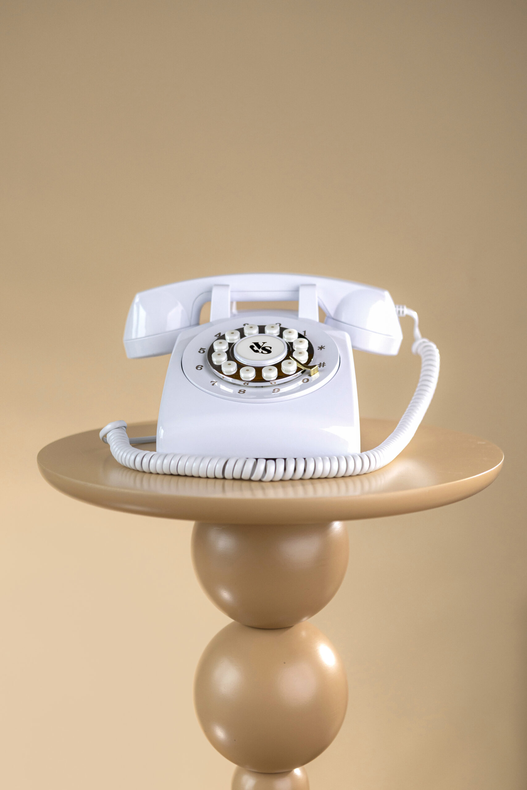 Biały telefon życzeń w stylu retro, który pozwala nagrywać życzenia od bliskich na weselu, urodzinach, baby shower i innych wydarzeniach.