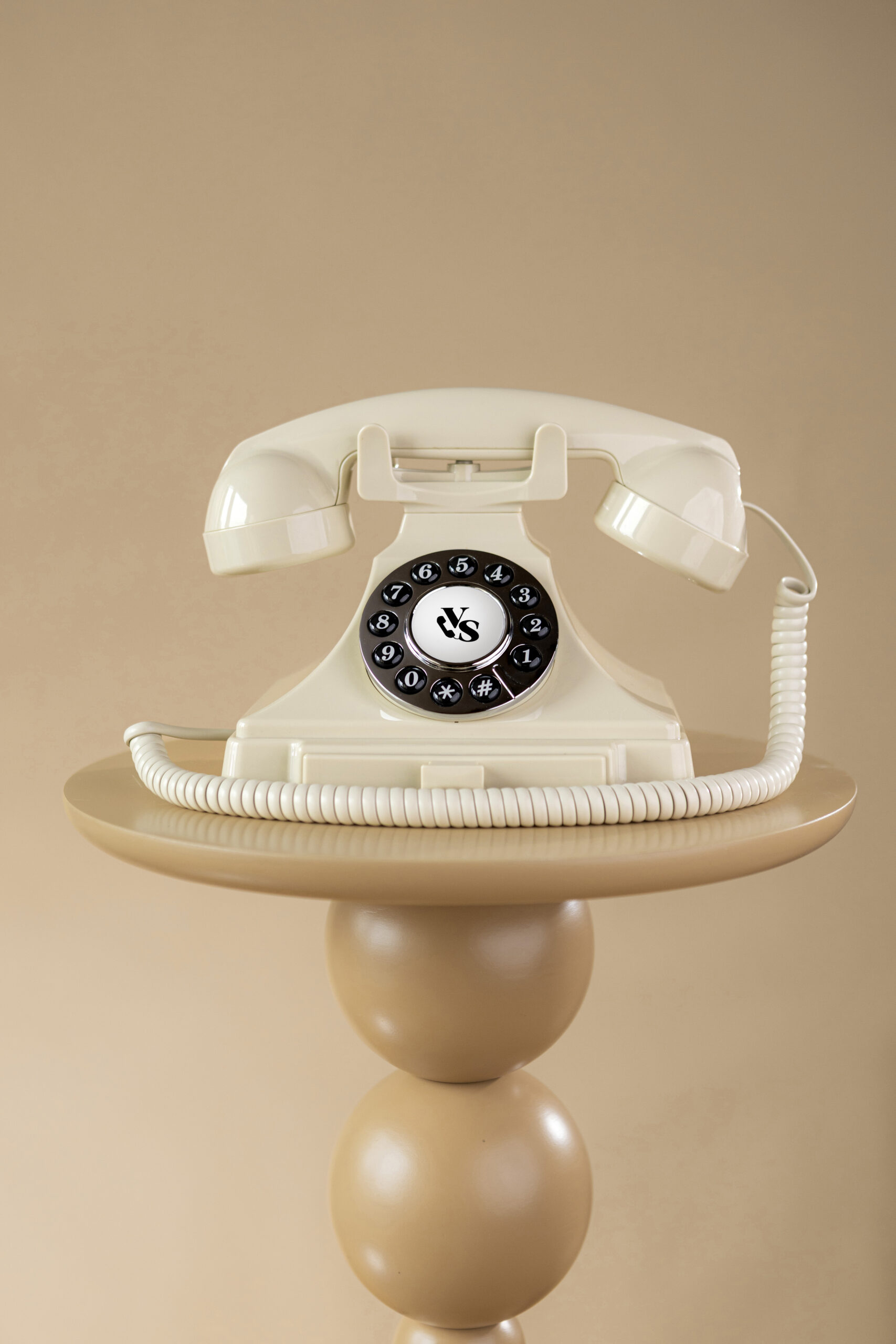 Beżowy telefon życzeń w stylu retro. Audio księga gości, która pozwala nagrywać życzenia od bliskich podczas imprezy.